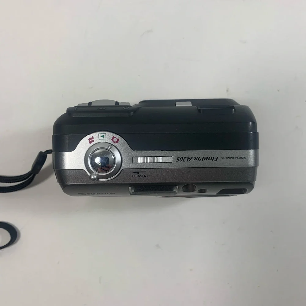 Fujifilm FinePix A Series A205 2.0MP Digital Camera - Silver W/case TESTED!